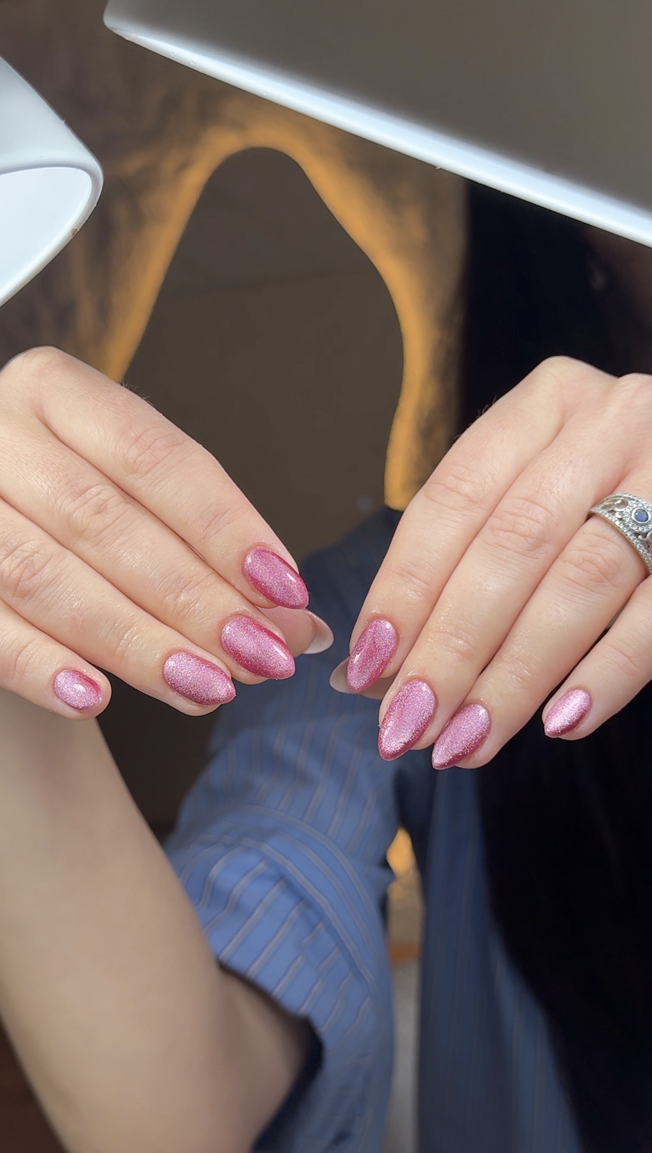 Roze nagels in amandelvorm