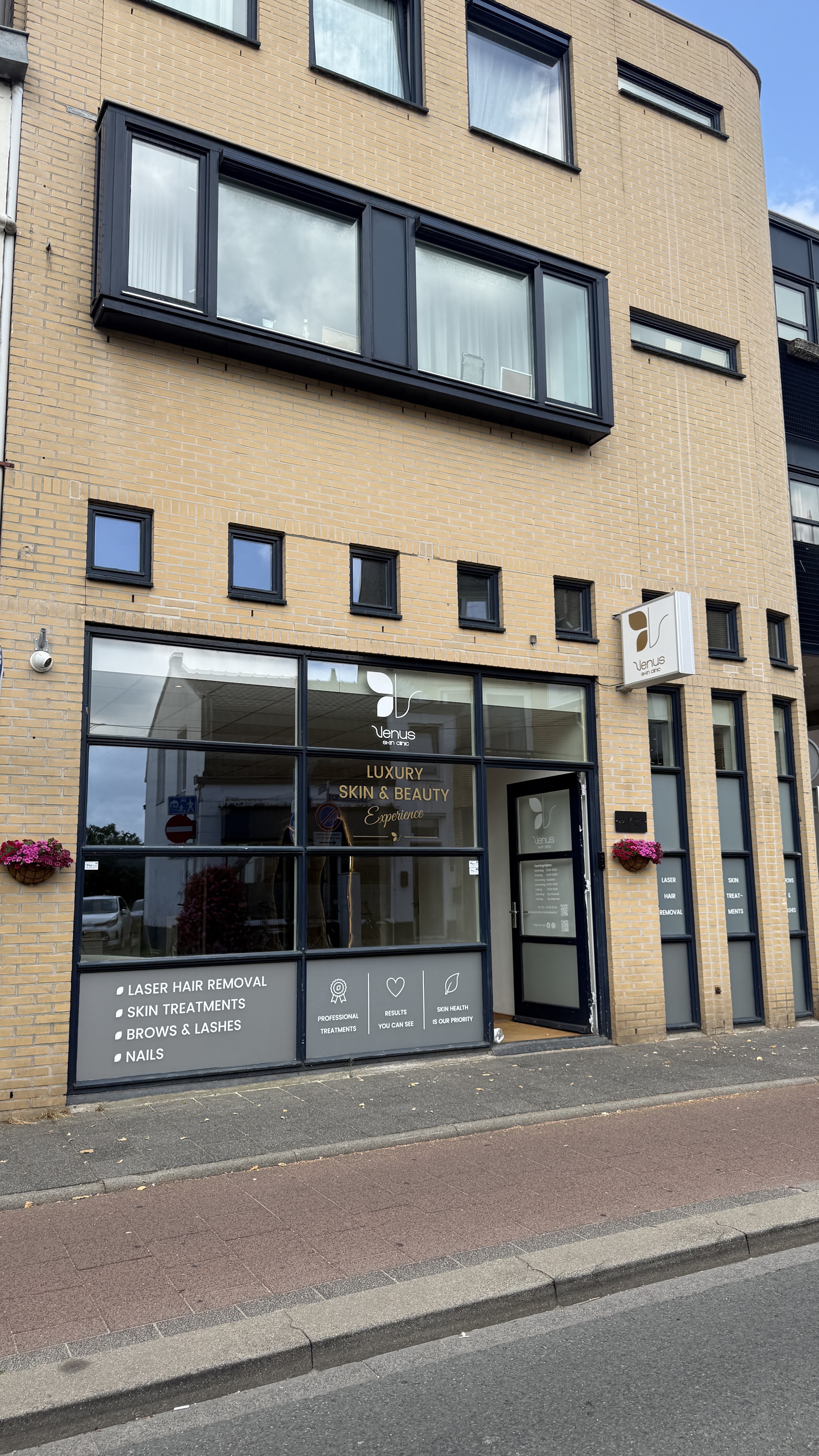De gevel van Venus Skin Clinic aan de Havenstraat met de belettering op het raam