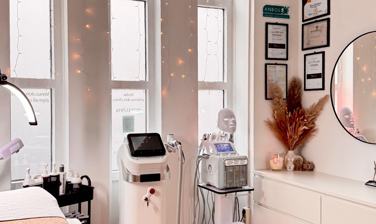 De behandelkamer met het laserapparaat en de apparatuur voor gezichtsbehandelingen