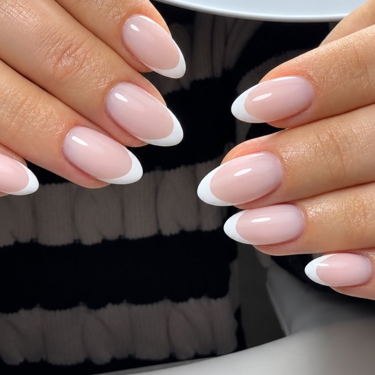 BIAB-nagels met witte French tips in amandelvorm